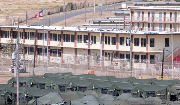 Alligator Alcatraz: Στο φως καταγγελίες για κακομεταχείριση σε κέντρο κράτησης μεταναστών στις ΗΠΑ