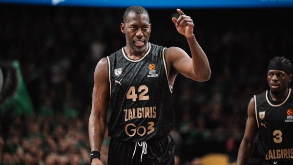 Επίσημο: Ο Μπράιαν Ντάνστον στην Αρμάνι Μιλάνο