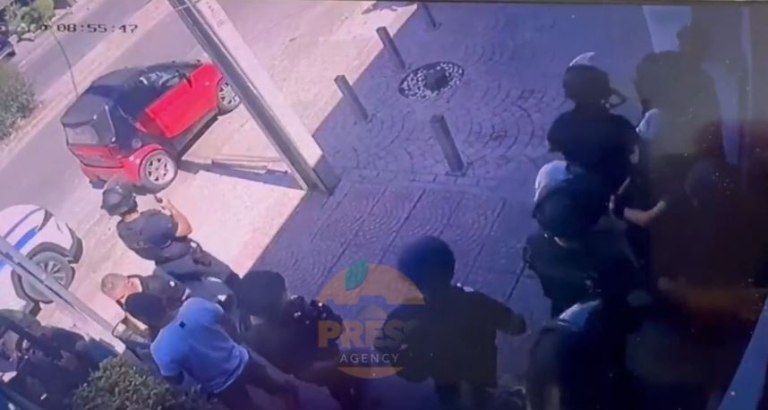 Μενίδι: Η στιγμή της εφόδου των αστυνομικών στο κατάστημα τυχερών παιχνιδιών