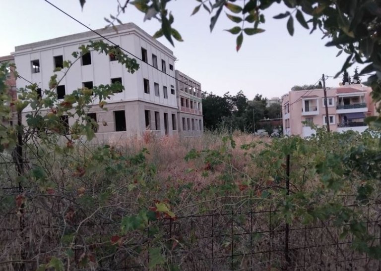 Χίος: Κλείδωσαν βουλευτή του ΠΑΣΟΚ σε εργοτάξιο δικαστικού μεγάρου