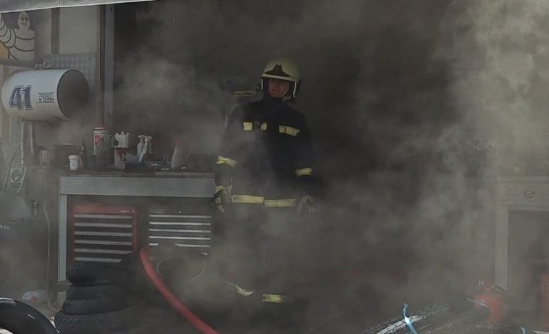 Φωτιά σε κατάστημα ελαστικών στη Μιχαλακοπούλου