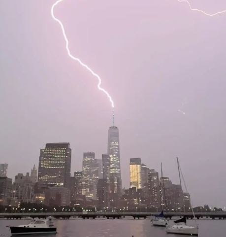 Νέα Υόρκη: Η στιγμή που φωτογράφος καταγράφει κεραυνό που χτυπά το One World Trade Center