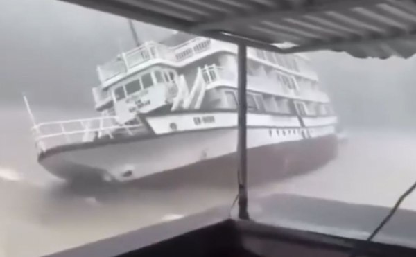 Βιετνάμ: Η στιγμή που βυθίζεται το τουριστικό σκάφος