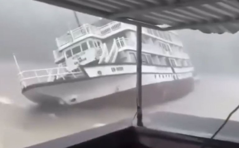 Βιετνάμ: Η στιγμή που βυθίζεται το τουριστικό σκάφος