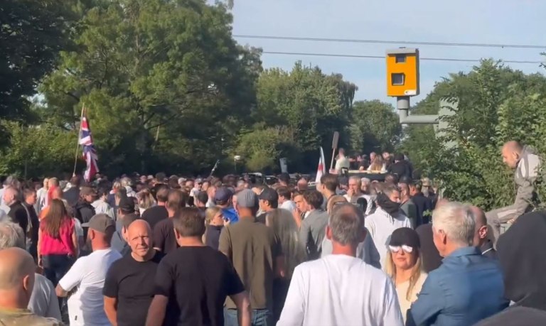 Βρετανία: Επεισόδια μπροστά σε ξενοδοχείο όπου διαμένουν αιτούντες άσυλο