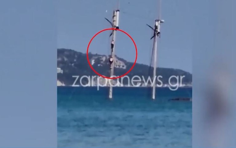 Χανιά: Νεαροί κάνουν ριψοκίνδυνες βουτιές από τo κατάρτι βυθισμένου ιστιοφόρου
