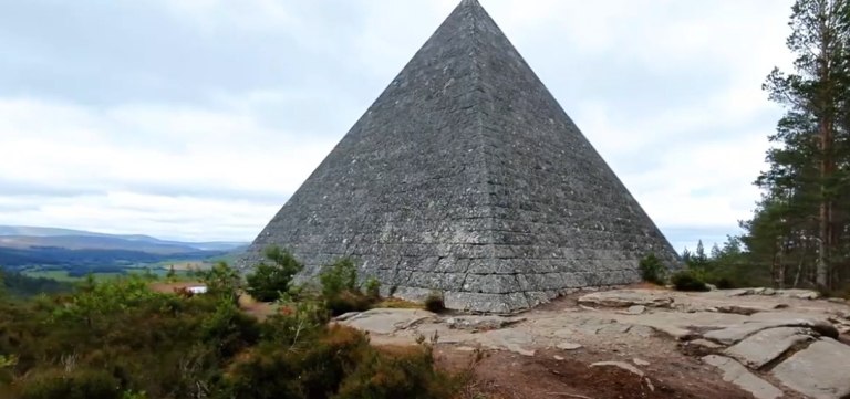 Οι μυστικές βασιλικές «πυραμίδες» της Σκωτίας και ο συμβολισμός που κρύβουν