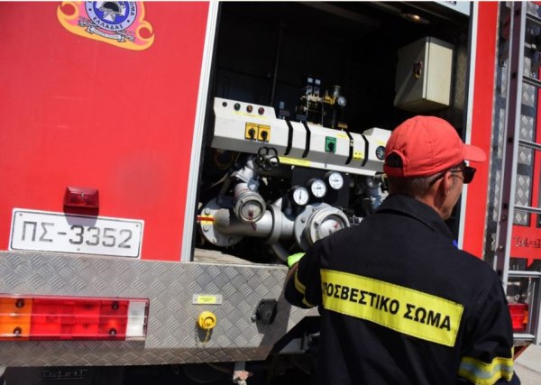 Φωτιά σε διαμέρισμα στον Πειραιά – Γυναίκα εντοπίστηκε χωρίς τις αισθήσεις της