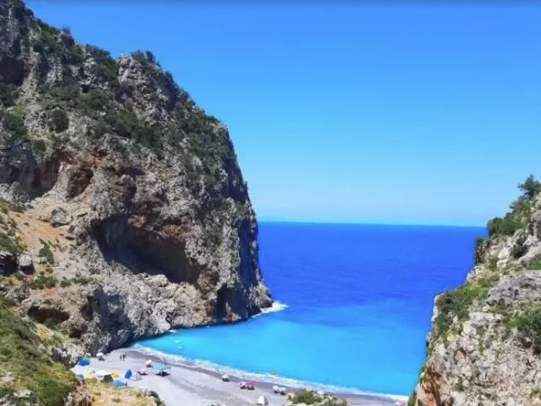 Εύβοια: Η παραλία με τα κρυστάλλινα νερά μόλις δύο ώρες μακριά από την Αθήνα