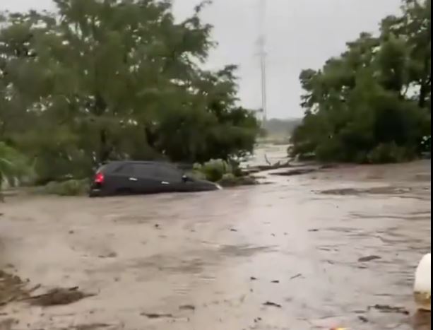 Πλημμύρες στο Τέξας: Αγνοούνται 20 κορίτσια από κατασκήνωση – Σκαρφάλωναν σε δέντρα για να σωθούν