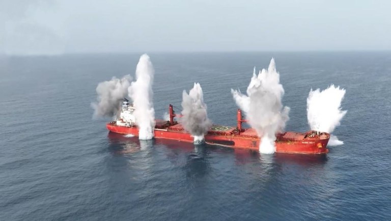 Η στιγμή που οι Ένοπλες Δυνάμεις της Υεμένης χτυπούν το ελληνόκτητο πλοίο Magic Seas [Βίντεο]