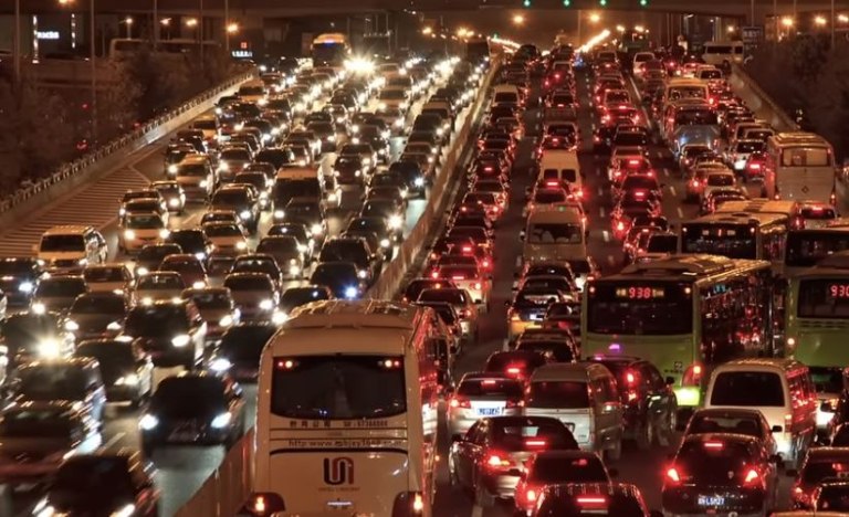 Κίνα: Το μεγαλύτερο σε διάρκεια μποτιλιάρισμα στον κόσμο – 12 ημέρες με έκταση 100 χιλιόμετρα [εικόνα]