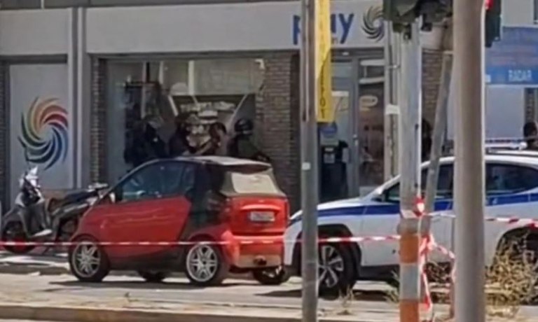 Μενίδι: Ιδιοκτήτρια πρακτορείου κλείδωσε ληστές μέσα σε κατάστημα – Συνελήφθησαν από την ΕΛ.ΑΣ.