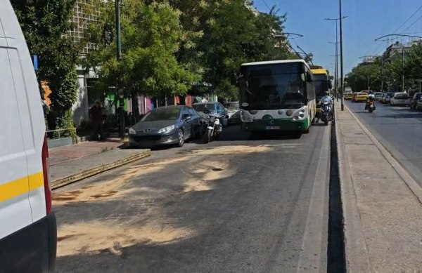 Σύγκρουση λεωφορείου με αυτοκίνητο στη λεωφόρο Αχαρνών