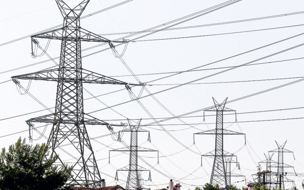 Καύσωνας: Εκτινάσσει τη ζήτηση και τις τιμές στο ρεύμα