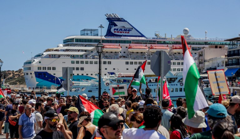 Κρήτη: Ενταση κατά την άφιξη του κρουαζιερόπλοιου «Crown Iris» στον Αγιο Νικόλαο