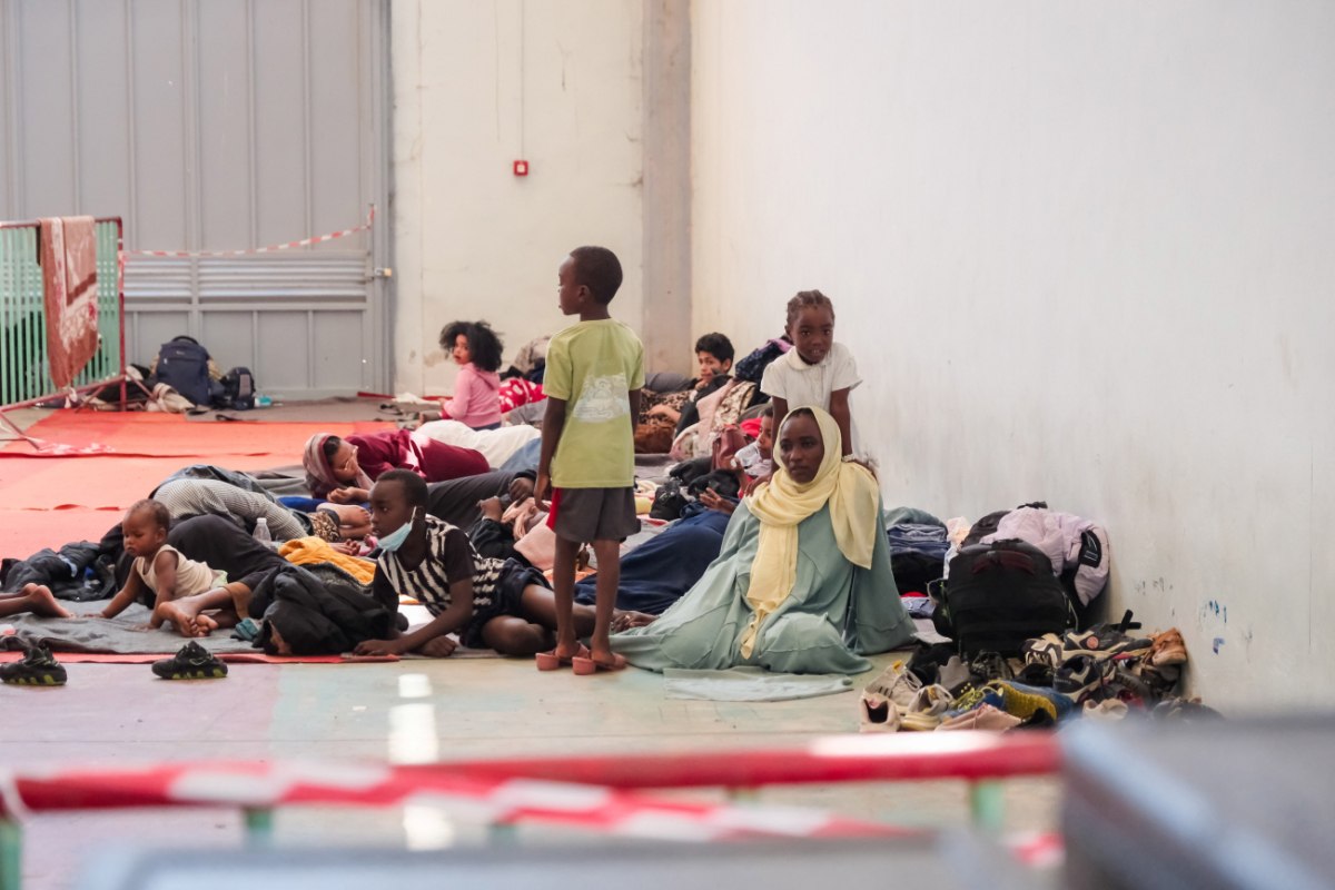 Πλεύρης: Αντιμεταναστευτικό παραλήρημα και απειλές για μείωση επιδομάτων – «Δεν είναι ξενοδοχεία οι δομές, θα επανεξεταστεί το μενού»