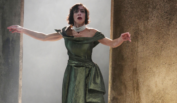 Έλενα Τοπαλίδου: «Ήμουν αυτοκαταστροφική, είχα πάντα την αίσθηση της τιμωρίας του εαυτού μου»