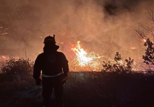 Δύσκολη νύχτα στην Εύβοια, η μάχη με τις φλόγες συνεχίζεται
