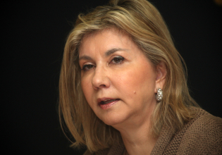 Βόλος: «Ουδείς εξεπλάγη όταν άκουσε το όνομά του» – Η Ζέττα Μακρή για τον εκβιασμό της από δημοσιογράφο