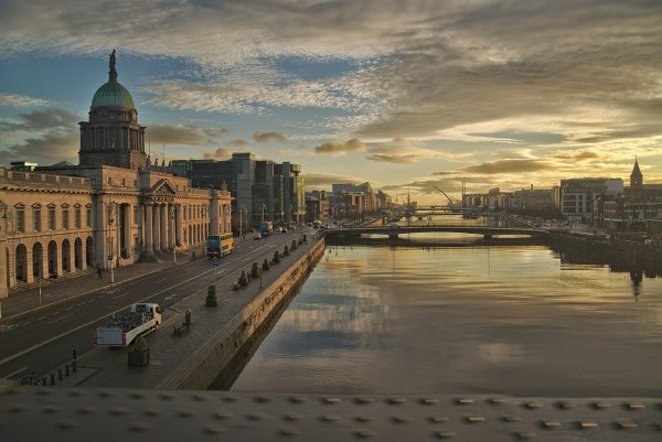 Η Ιρλανδία στη δίνη των αμερικανικών δασμών: Προκλήσεις για οικονομία και επενδύσεις