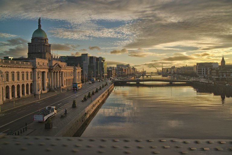 Η Ιρλανδία στη δίνη των αμερικανικών δασμών: Προκλήσεις για οικονομία και επενδύσεις