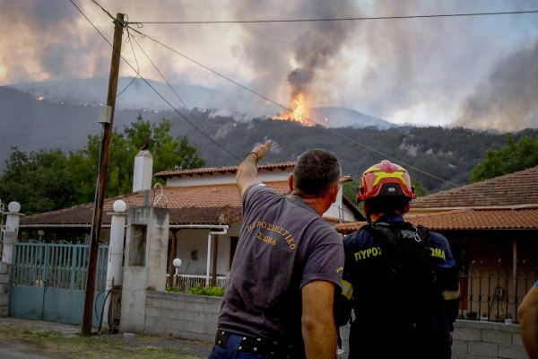 Κορινθία: «Χαοτική» και «ακραία» η συμπεριφορά της φωτιάς στον Φενεό