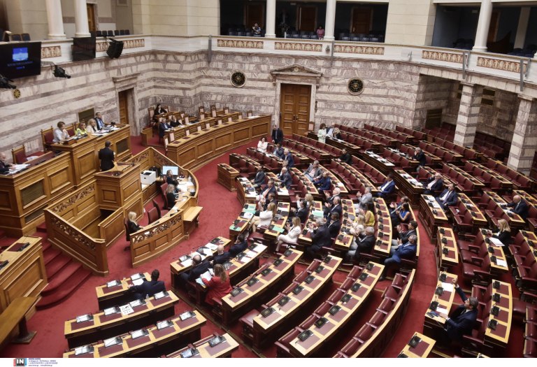 Βουλή – ΟΠΕΚΕΠΕ: Πώς η κυβέρνηση σπεύδει να γελοιοποιήσει μια ψηφοφορία για να γλιτώσει τα χειρότερα