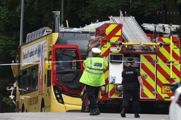 Βρετανία: Διώροφο λεωφορείο έπεσε πάνω σε γέφυρα στο Μάντσεστερ – Τουλάχιστον 15 τραυματίες