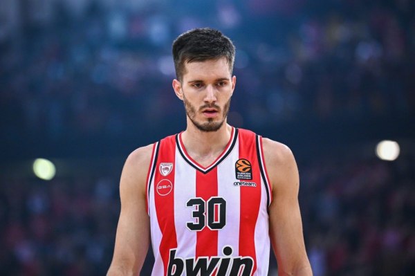 «Αυτός είναι ο λόγος που αποχωρεί από τον Ολυμπιακό ο Πετρούσεφ»