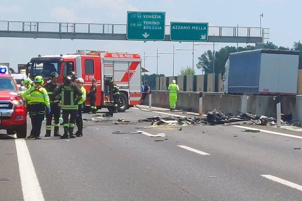 Ιταλία: Διθέσιο αεροσκάφος συνετρίβη σε αυτοκινητόδρομο έξω από την Μπρέσια – Νεκροί οι δυο επιβαίνοντες