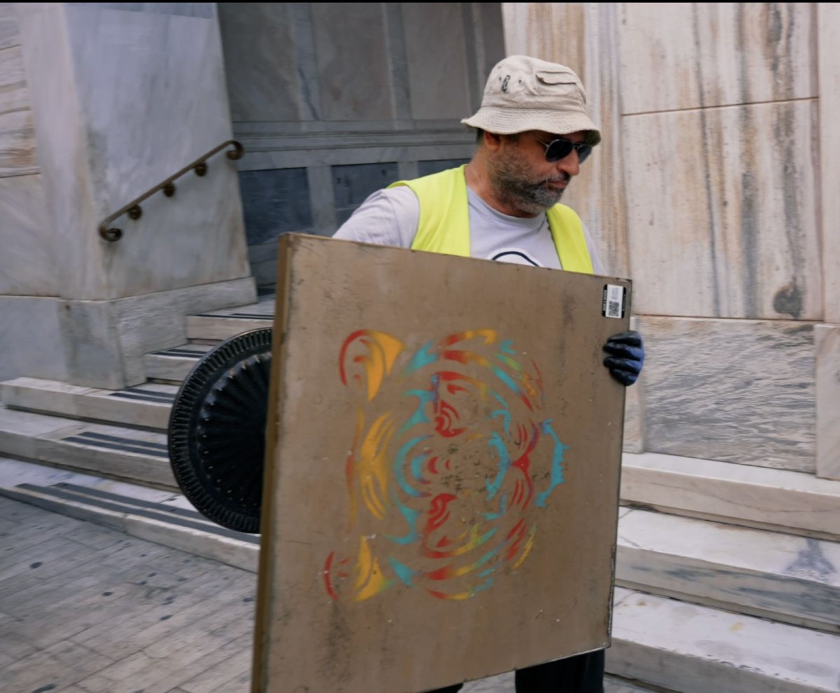 Τα παράνομα τραπεζοκαθίσματα και το βουνό των εμποδίων που συναντούν τα ΑμεΑ