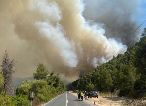 Μεγάλη φωτιά στη Σιθωνία Χαλκιδικής – Εντολή εκκένωσης από το 112