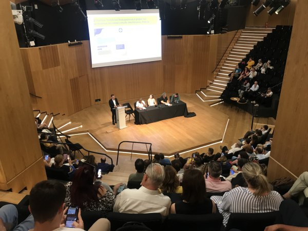 Διάλογος για τα πολιτικά δικαιώματα των μεταναστών ανοίγει στον Δήμο Αθηναίων