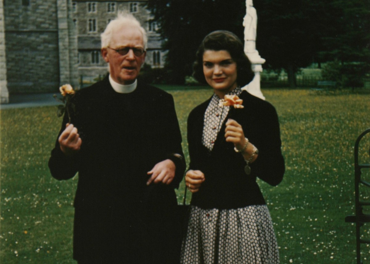 «American Love Story»: Κυκλοφόρησαν οι πρώτες φωτογραφίες της Ναόμι Γουότς σε ρόλο Τζάκι Κένεντι