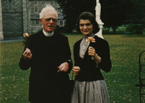 «American Love Story»: Κυκλοφόρησαν οι πρώτες φωτογραφίες της Ναόμι Γουότς σε ρόλο Τζάκι Κένεντι