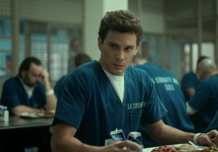 Τα αδέρφια Μενέντεζ κάλεσαν από τη φυλακή τον Κούπερ Κοχ για να τον συγχαρούν για την υποψηφιότητα για Emmy