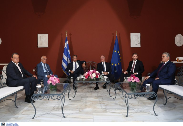 Η δεξίωση στο Προεδρικό Μέγαρο για την 51η επέτειο από την αποκατάσταση της Δημοκρατίας – Οι καλεσμένοι και οι ηχηρές απουσίες