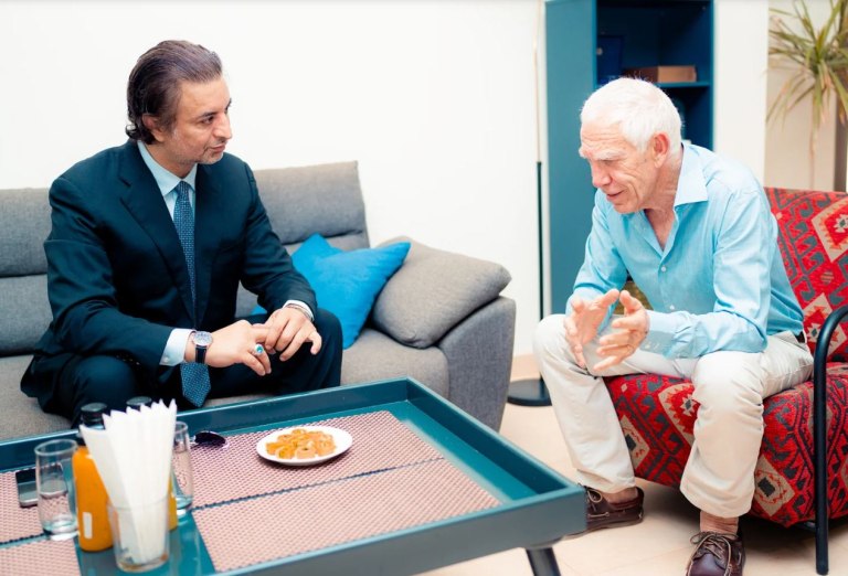 Λιβύη: Αιφνιδιαστική επίσκεψη υιού Χαφτάρ στον πρόεδρο της Ελληνικής Κοινότητας Βεγγάζης και το μήνυμα στην Αθήνα