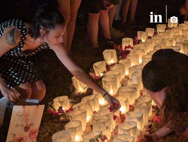 Μάτι: Συγκίνηση στο μνημόσυνο – Φαναράκια και κόκκινα μπαλόνια στον ουρανό