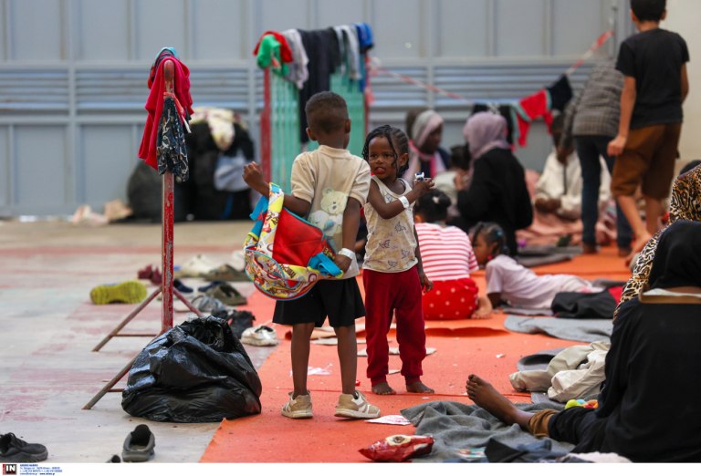 Μετανάστες: Νέα επιχείρηση διάσωσης στην Κρήτη – Χιλιάδες ξεριζωμένοι στο νησί, απάνθρωπες συνθήκες στις δομές