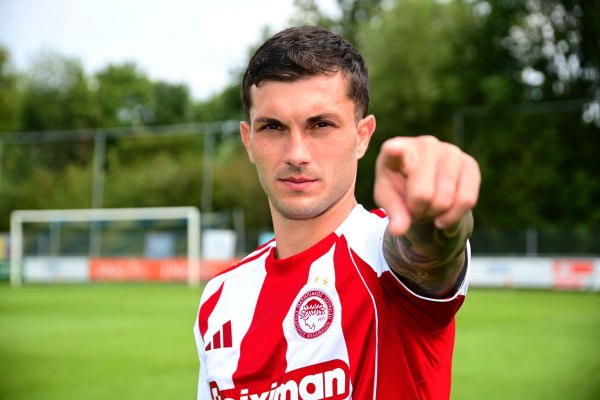 Ολυμπιακός: Οι πρώτες φωτογραφίες του Στρεφέτσα με τα ερυθρόλευκα