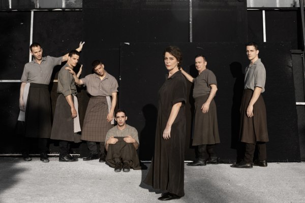 Τα μέλη του χορού της Ανδρομάχης μιλούν για τον ρόλο, λίγο πριν ανέβουν στη σκηνή της Επιδαύρου!