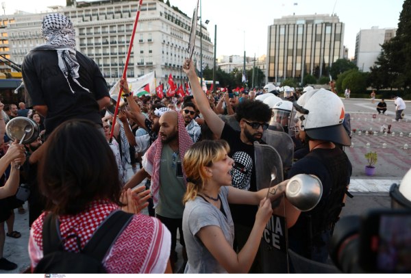 Η Αθήνα συμμετέχει στη πανευρωπαϊκή διαμαρτυρία για το λιμό στη Γάζα – Με άδειες κατσαρόλες στο Σύνταγμα