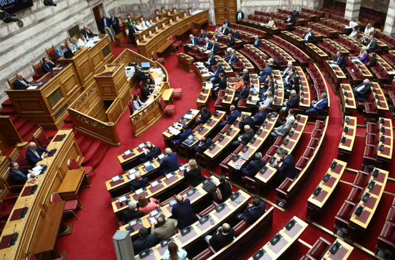 Βουλή: Δείτε live τη συζήτηση για την τροπολογία αναστολής κατάθεσης των αιτήσεων ασύλου