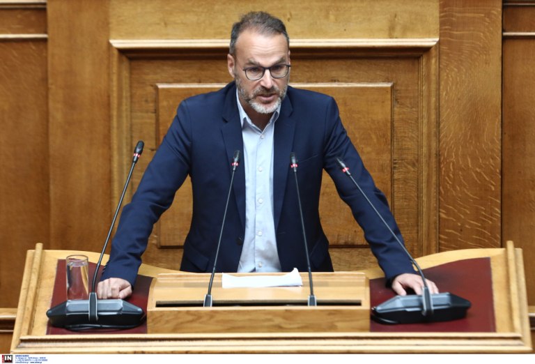 Γκιόκας: ΕΕ και κυβερνήσεις δημιουργούν τα κύματα προσφύγων – Ο Πλεύρης υπέστη το push back που διαφήμιζε