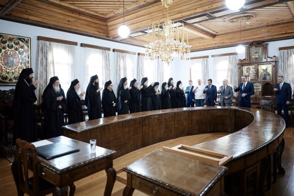 Ο Κυριάκος με πεσκέσι 100 εκατ. ευρώ στο Άγιο Όρος, διερωτώμενος τι θα ψηφίσει ο εκ δεξιών του χώρος…