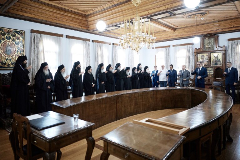 Ο Κυριάκος με πεσκέσι 100 εκατ. ευρώ στο Άγιο Όρος, διερωτώμενος τι θα ψηφίσει ο εκ δεξιών του χώρος…