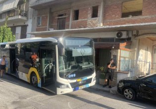 Συναγερμός στο Μενίδι – Λεωφορείο έπεσε πάνω σε ταβέρνα