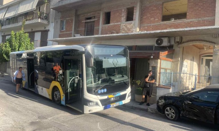 Συναγερμός στο Μενίδι – Λεωφορείο έπεσε πάνω σε ταβέρνα